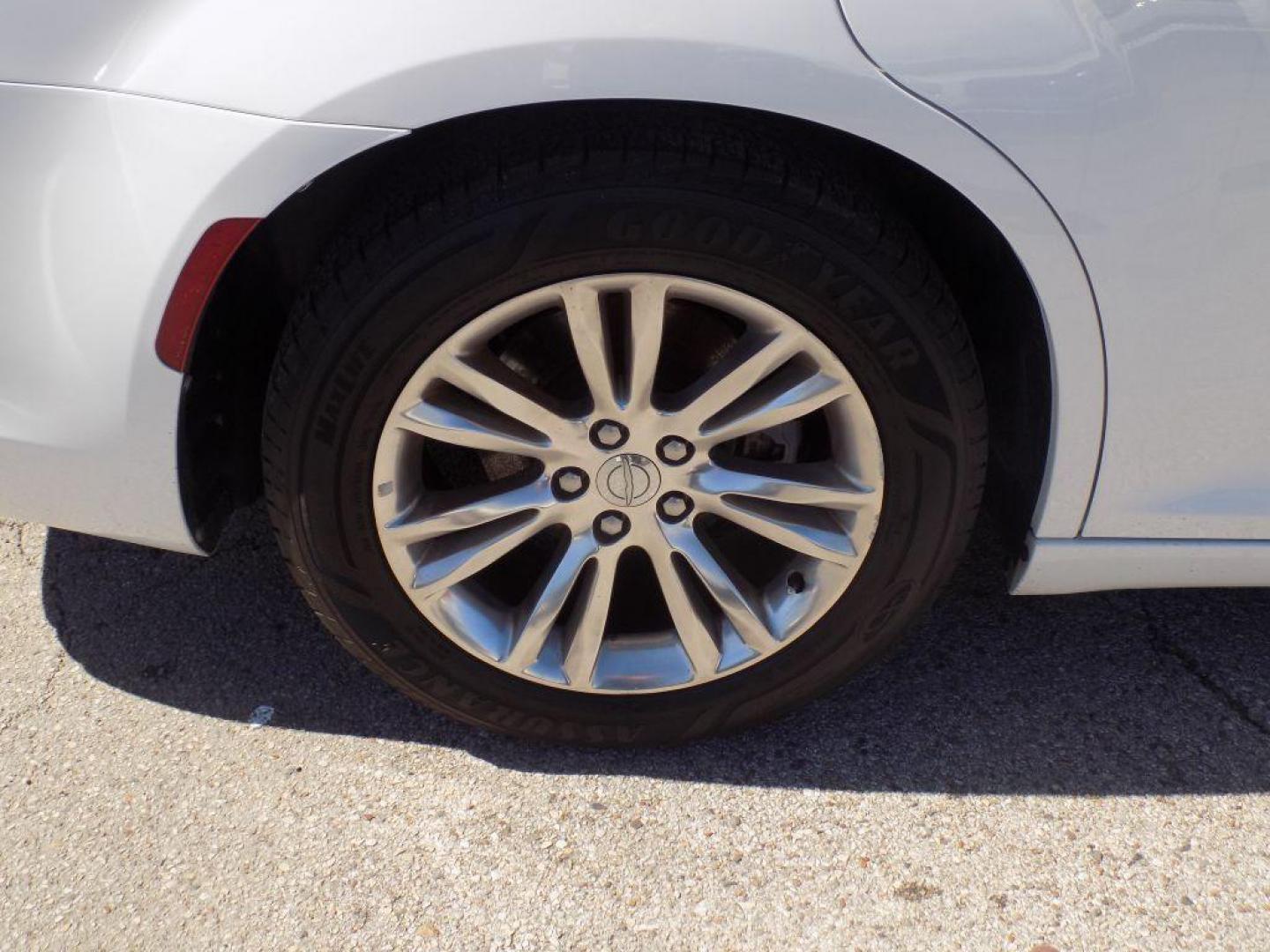 2016 WHITE CHRYSLER 300C (2C3CCAEG8GH) with an 3.6L engine, Automatic transmission, located at 830 E. Canino Rd., Houston, TX, 77037, (281) 405-0440, 38.358219, -81.729942 - Photo#20