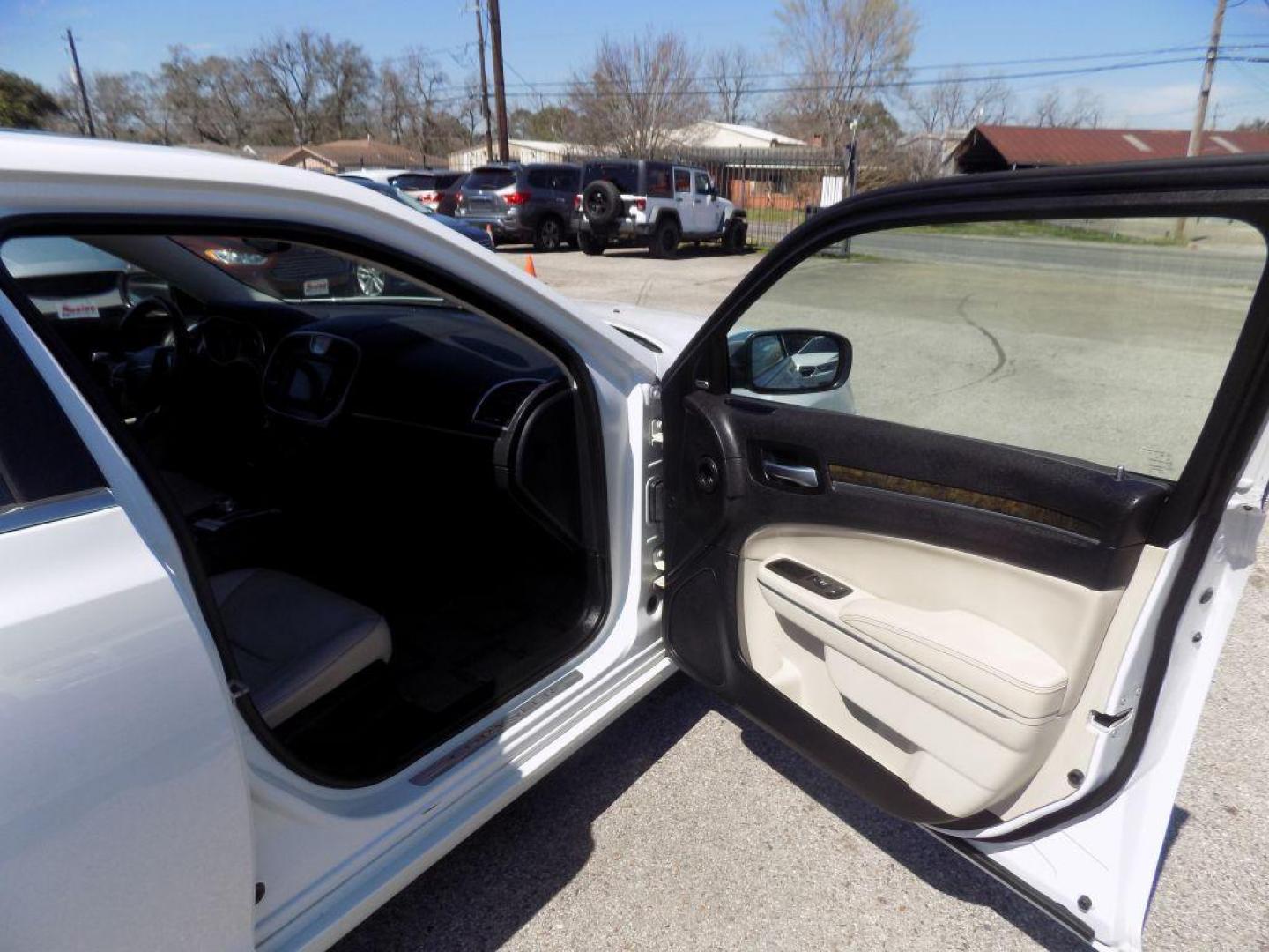 2016 WHITE CHRYSLER 300C (2C3CCAEG8GH) with an 3.6L engine, Automatic transmission, located at 830 E. Canino Rd., Houston, TX, 77037, (281) 405-0440, 38.358219, -81.729942 - Photo#8