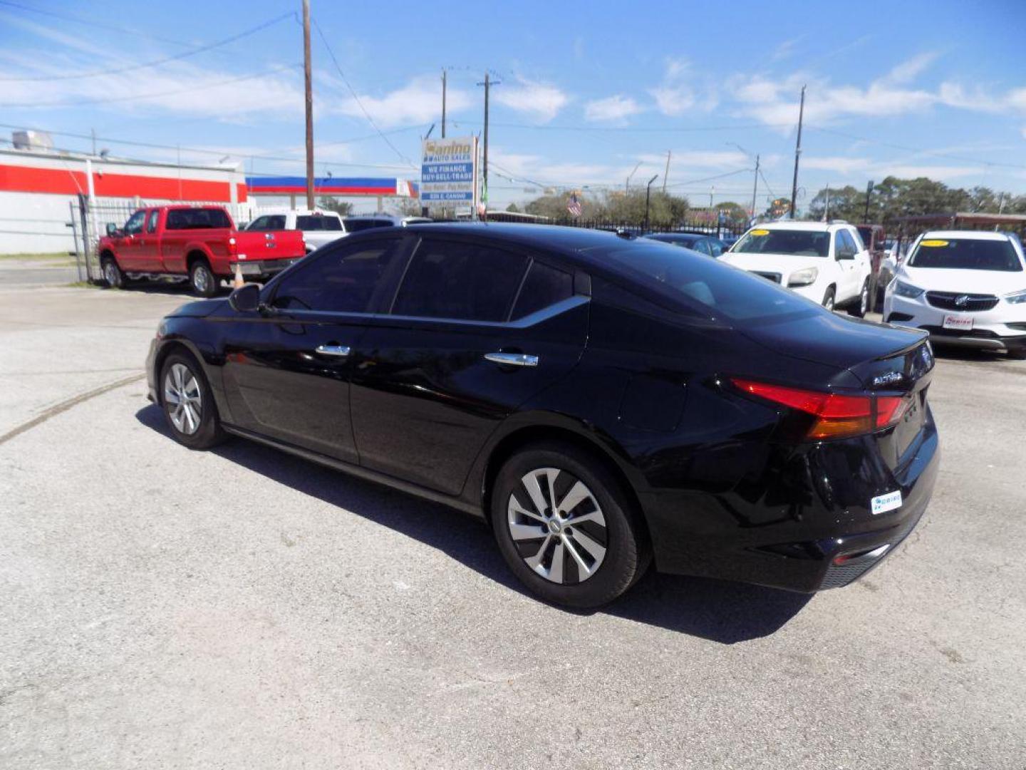 2020 BLACK NISSAN ALTIMA S (1N4BL4BV0LC) with an 2.5L engine, Continuously Variable transmission, located at 830 E. Canino Rd., Houston, TX, 77037, (281) 405-0440, 38.358219, -81.729942 - Photo#4