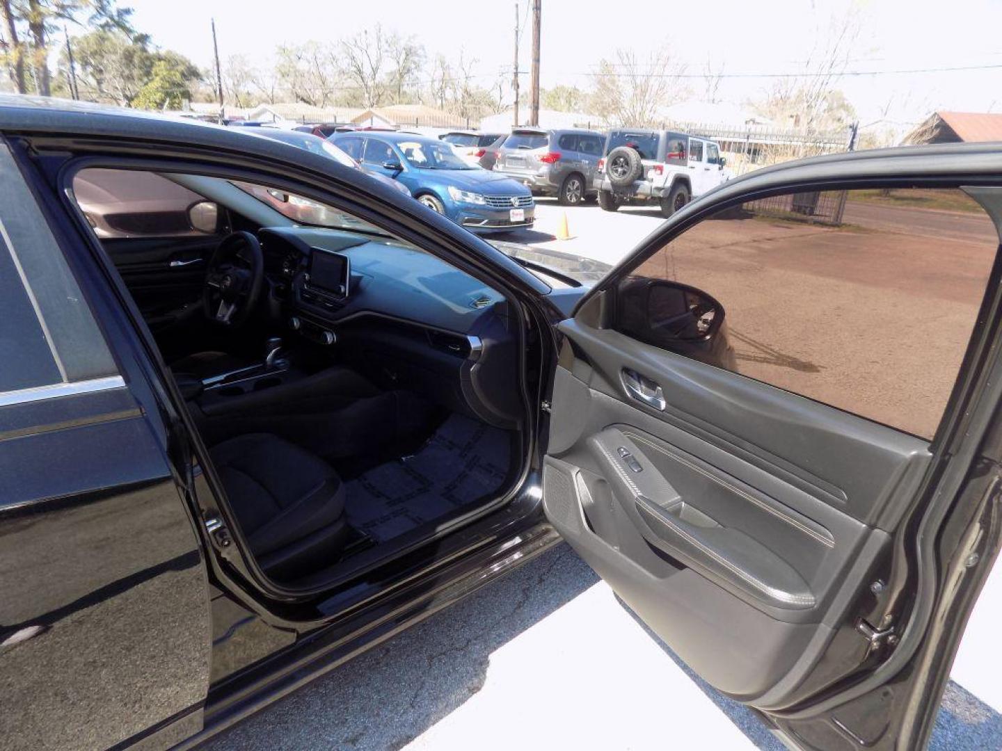 2020 BLACK NISSAN ALTIMA S (1N4BL4BV0LC) with an 2.5L engine, Continuously Variable transmission, located at 830 E. Canino Rd., Houston, TX, 77037, (281) 405-0440, 38.358219, -81.729942 - Photo#8
