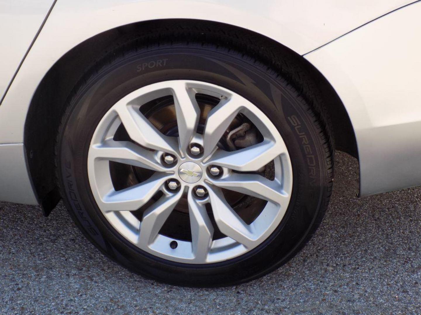 2019 SILVER CHEVROLET IMPALA LT (1G11Z5S37KU) with an 3.6L engine, Automatic transmission, located at 830 E. Canino Rd., Houston, TX, 77037, (281) 405-0440, 38.358219, -81.729942 - Photo#16