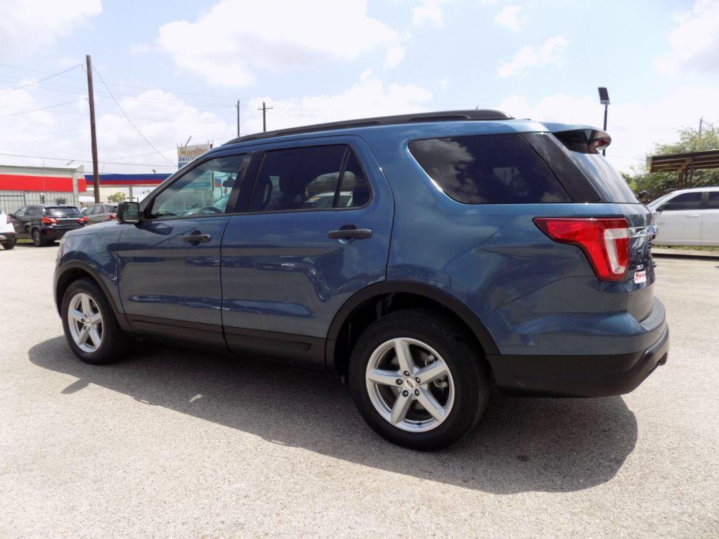 2018 BLUE FORD EXPLORER (1FM5K8B8XJG) with an 3.5L engine, Automatic transmission, located at 830 E. Canino Rd., Houston, TX, 77037, (281) 405-0440, 38.358219, -81.729942 - Photo#3