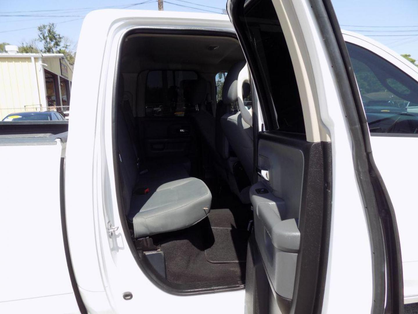 2017 WHITE RAM 1500 SLT (1C6RR6GG6HS) with an 3.6L engine, Automatic transmission, located at 830 E. Canino Rd., Houston, TX, 77037, (281) 405-0440, 38.358219, -81.729942 - Photo#11