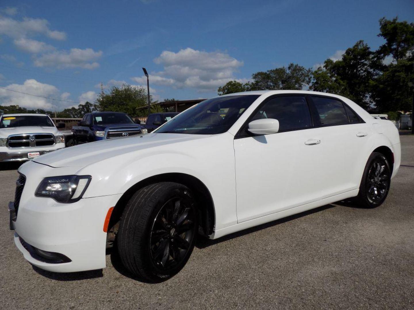2019 WHITE CHRYSLER 300 S (2C3CCAGG5KH) with an 3.6L engine, Automatic transmission, located at 830 E. Canino Rd., Houston, TX, 77037, (281) 405-0440, 38.358219, -81.729942 - Photo#1