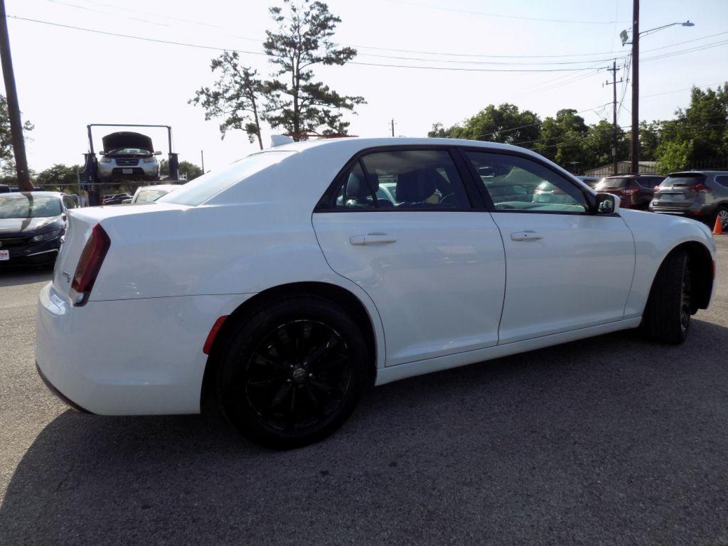 2019 WHITE CHRYSLER 300 S (2C3CCAGG5KH) with an 3.6L engine, Automatic transmission, located at 830 E. Canino Rd., Houston, TX, 77037, (281) 405-0440, 38.358219, -81.729942 - Photo#5