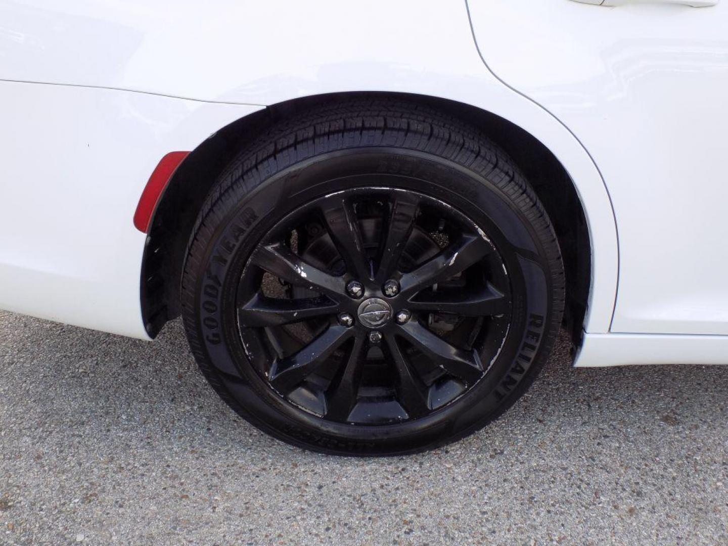2019 WHITE CHRYSLER 300 S (2C3CCAGG5KH) with an 3.6L engine, Automatic transmission, located at 830 E. Canino Rd., Houston, TX, 77037, (281) 405-0440, 38.358219, -81.729942 - Photo#16
