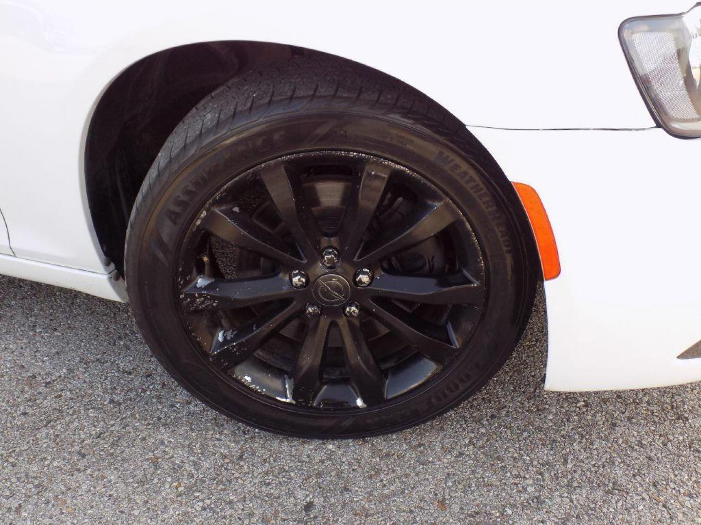 2019 WHITE CHRYSLER 300 S (2C3CCAGG5KH) with an 3.6L engine, Automatic transmission, located at 830 E. Canino Rd., Houston, TX, 77037, (281) 405-0440, 38.358219, -81.729942 - Photo#17