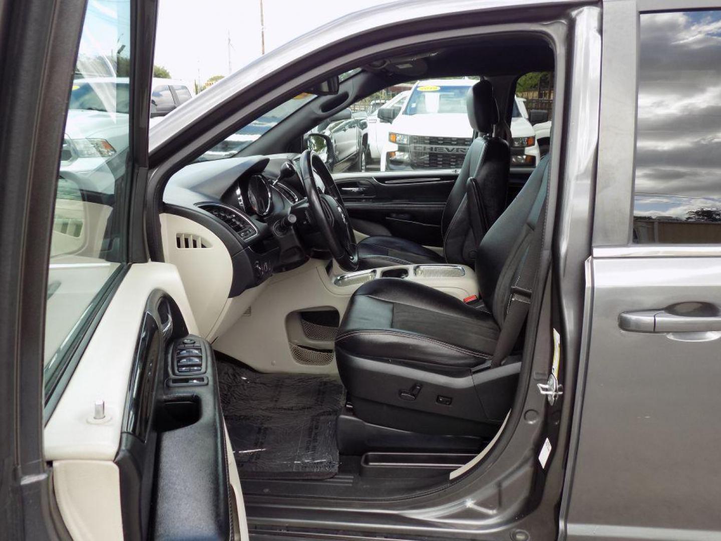 2019 GRAY DODGE GRAND CARAVAN SXT (2C4RDGCG7KR) with an 3.6L engine, Automatic transmission, located at 830 E. Canino Rd., Houston, TX, 77037, (281) 405-0440, 38.358219, -81.729942 - Photo#8