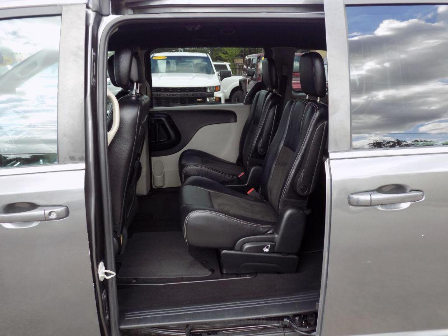 2019 GRAY DODGE GRAND CARAVAN SXT (2C4RDGCG7KR) with an 3.6L engine, Automatic transmission, located at 830 E. Canino Rd., Houston, TX, 77037, (281) 405-0440, 38.358219, -81.729942 - Photo#9