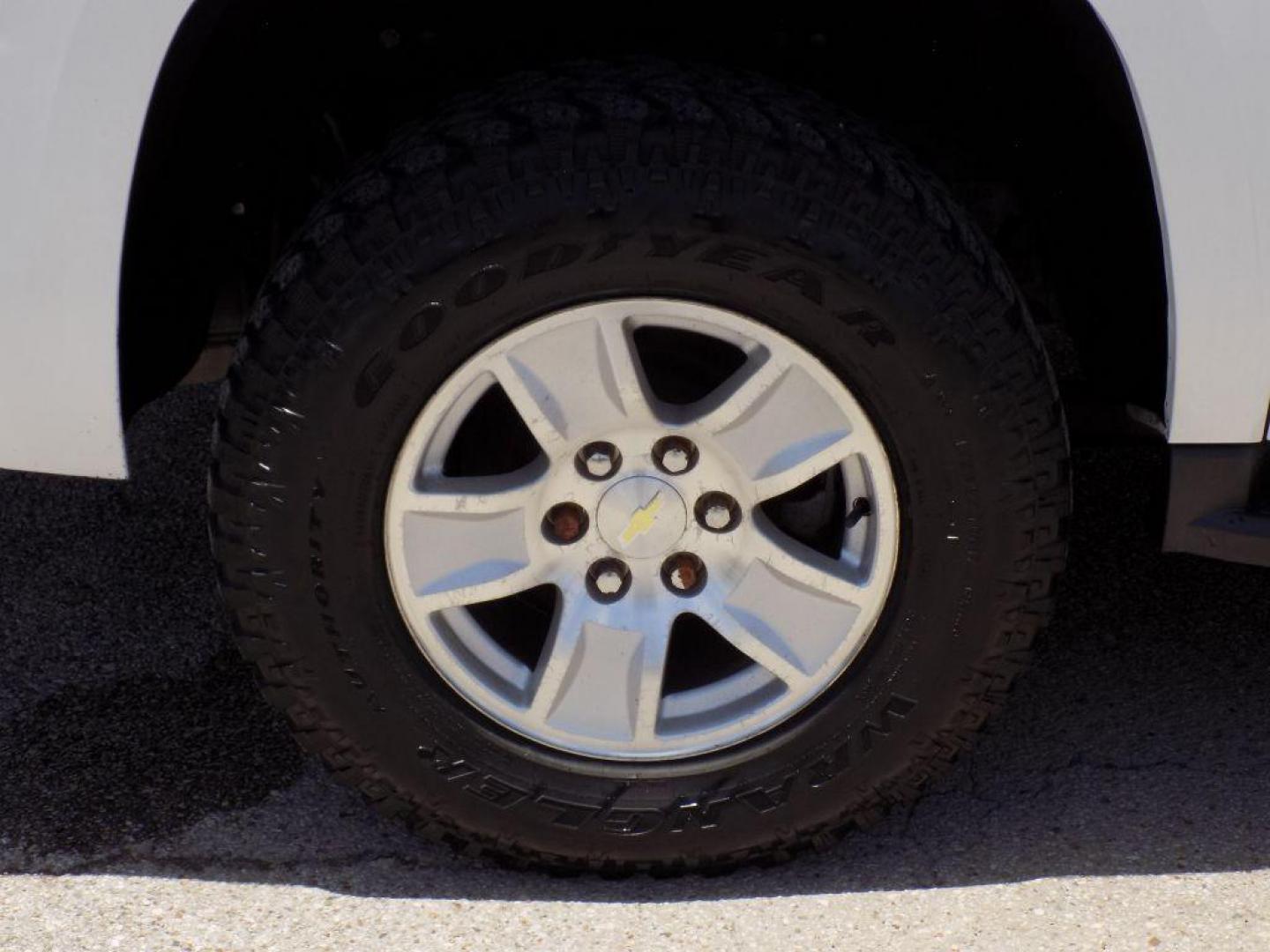 2016 WHITE CHEVROLET SUBURBAN 1500 LT (1GNSCHKC0GR) with an 5.3L engine, Automatic transmission, located at 830 E. Canino Rd., Houston, TX, 77037, (281) 405-0440, 38.358219, -81.729942 - Photo#18
