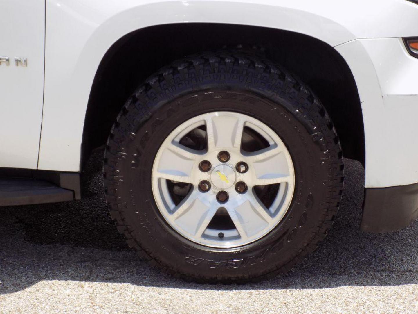 2016 WHITE CHEVROLET SUBURBAN 1500 LT (1GNSCHKC0GR) with an 5.3L engine, Automatic transmission, located at 830 E. Canino Rd., Houston, TX, 77037, (281) 405-0440, 38.358219, -81.729942 - Photo#19