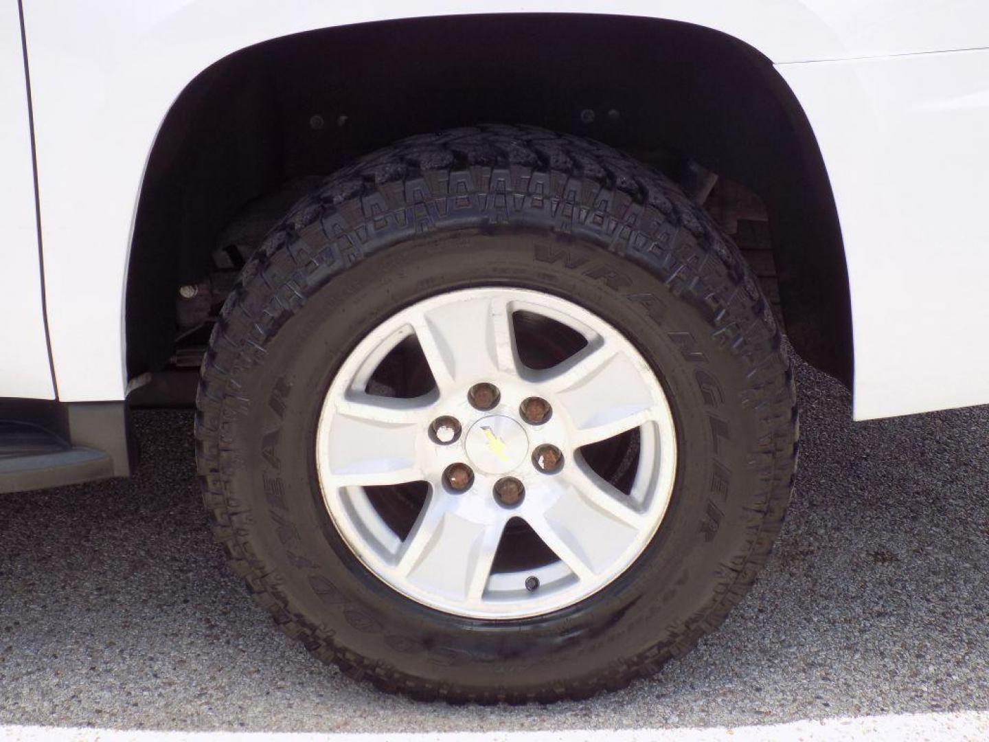 2016 WHITE CHEVROLET SUBURBAN 1500 LT (1GNSCHKC0GR) with an 5.3L engine, Automatic transmission, located at 830 E. Canino Rd., Houston, TX, 77037, (281) 405-0440, 38.358219, -81.729942 - Photo#21