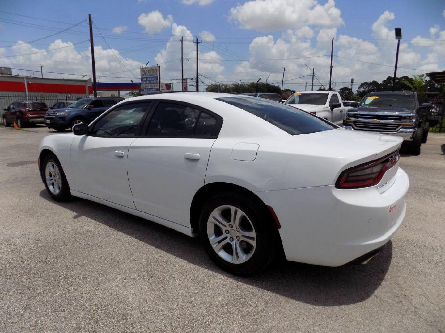 2022 WHITE DODGE CHARGER SXT (2C3CDXBG2NH) with an 3.6L engine, Automatic transmission, located at 830 E. Canino Rd., Houston, TX, 77037, (281) 405-0440, 38.358219, -81.729942 - Photo#3