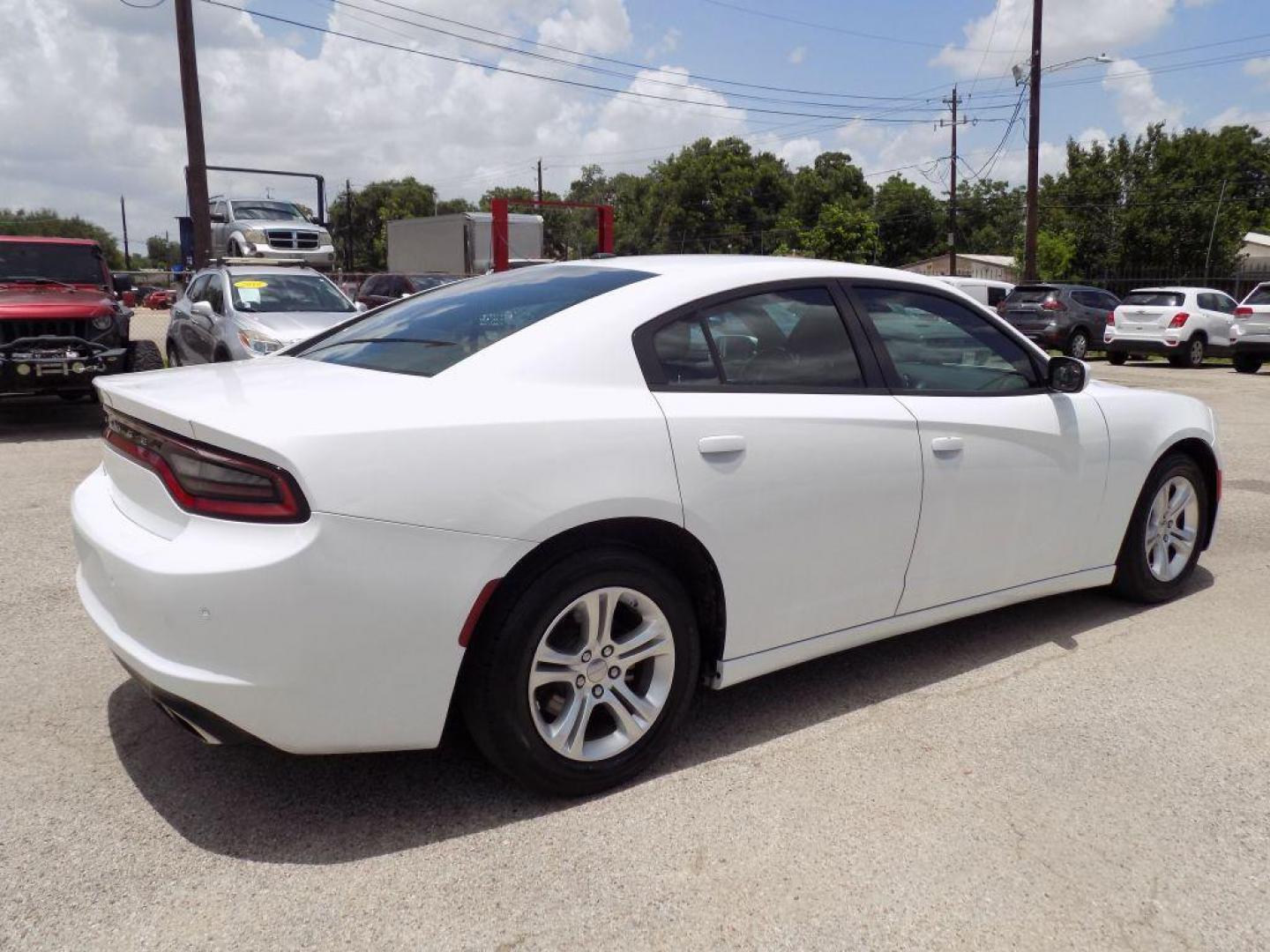 2022 WHITE DODGE CHARGER SXT (2C3CDXBG2NH) with an 3.6L engine, Automatic transmission, located at 830 E. Canino Rd., Houston, TX, 77037, (281) 405-0440, 38.358219, -81.729942 - Photo#5