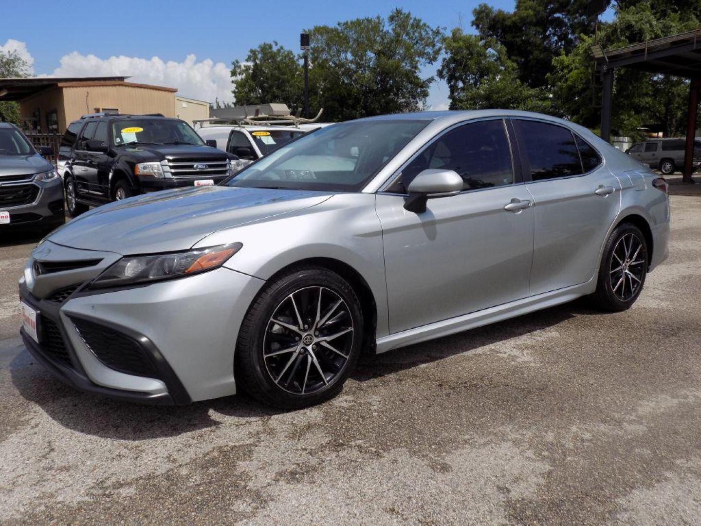2022 SILVER TOYOTA CAMRY SE (4T1G11AK6NU) with an 2.5L engine, Automatic transmission, located at 830 E. Canino Rd., Houston, TX, 77037, (281) 405-0440, 38.358219, -81.729942 - Photo#1