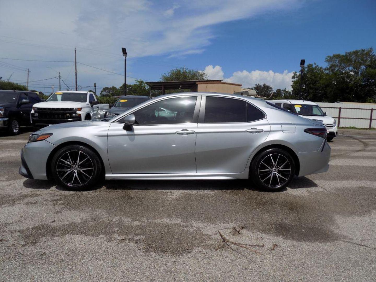 2022 SILVER TOYOTA CAMRY SE (4T1G11AK6NU) with an 2.5L engine, Automatic transmission, located at 830 E. Canino Rd., Houston, TX, 77037, (281) 405-0440, 38.358219, -81.729942 - Photo#2