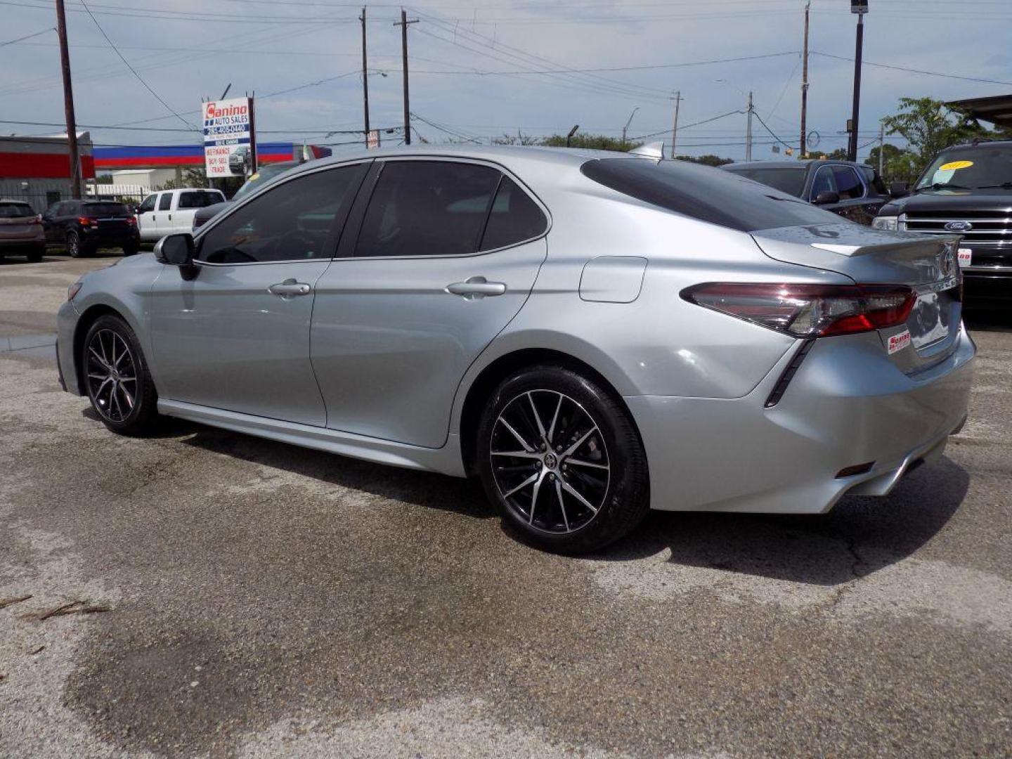 2022 SILVER TOYOTA CAMRY SE (4T1G11AK6NU) with an 2.5L engine, Automatic transmission, located at 830 E. Canino Rd., Houston, TX, 77037, (281) 405-0440, 38.358219, -81.729942 - Photo#3