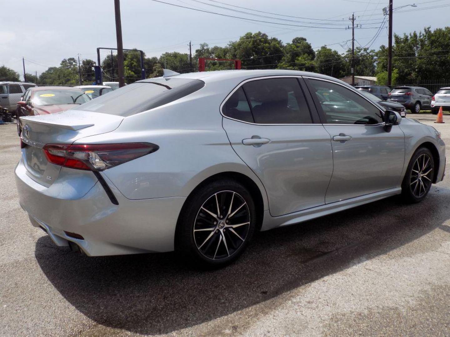 2022 SILVER TOYOTA CAMRY SE (4T1G11AK6NU) with an 2.5L engine, Automatic transmission, located at 830 E. Canino Rd., Houston, TX, 77037, (281) 405-0440, 38.358219, -81.729942 - Photo#5