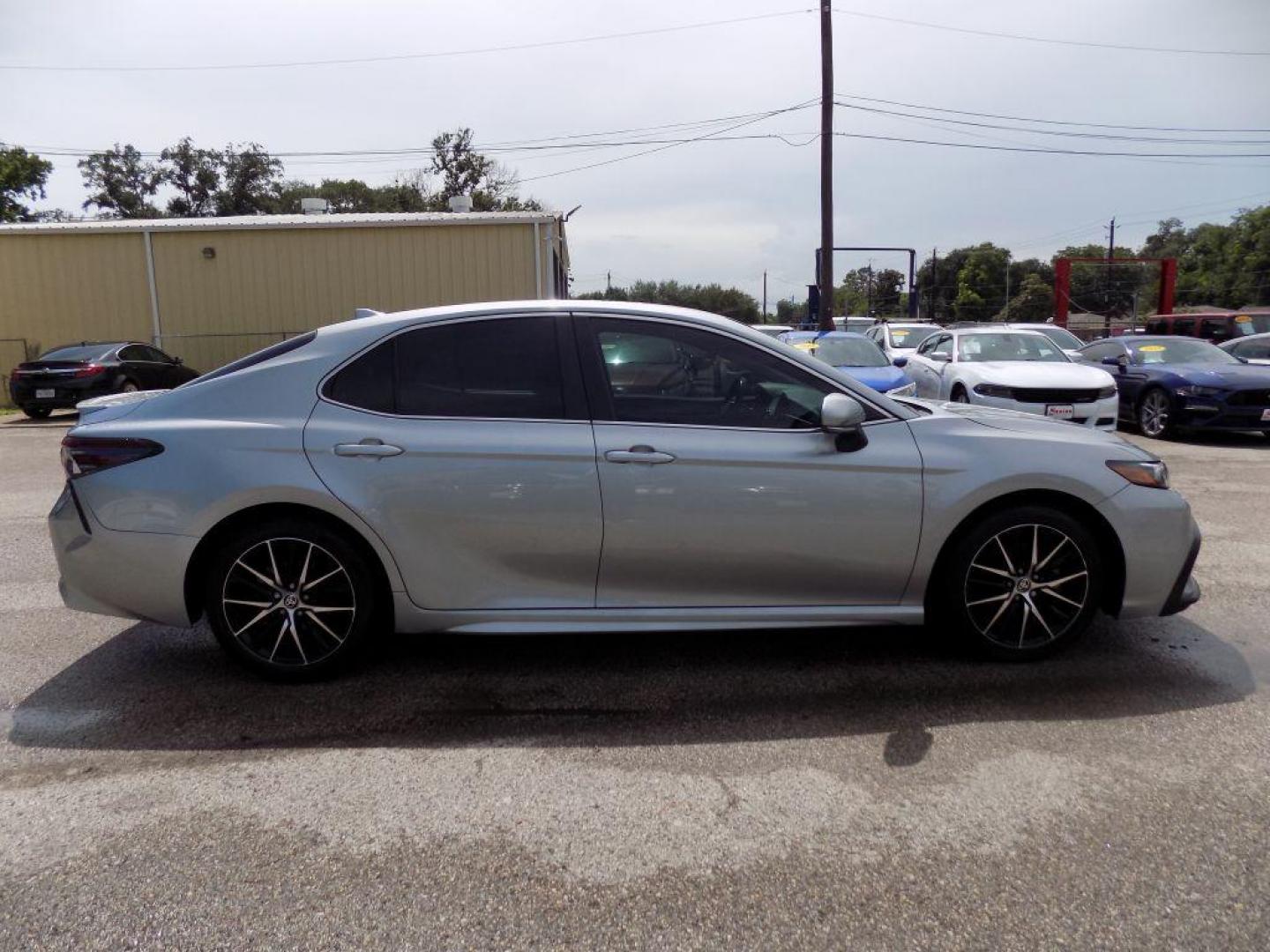 2022 SILVER TOYOTA CAMRY SE (4T1G11AK6NU) with an 2.5L engine, Automatic transmission, located at 830 E. Canino Rd., Houston, TX, 77037, (281) 405-0440, 38.358219, -81.729942 - Photo#6