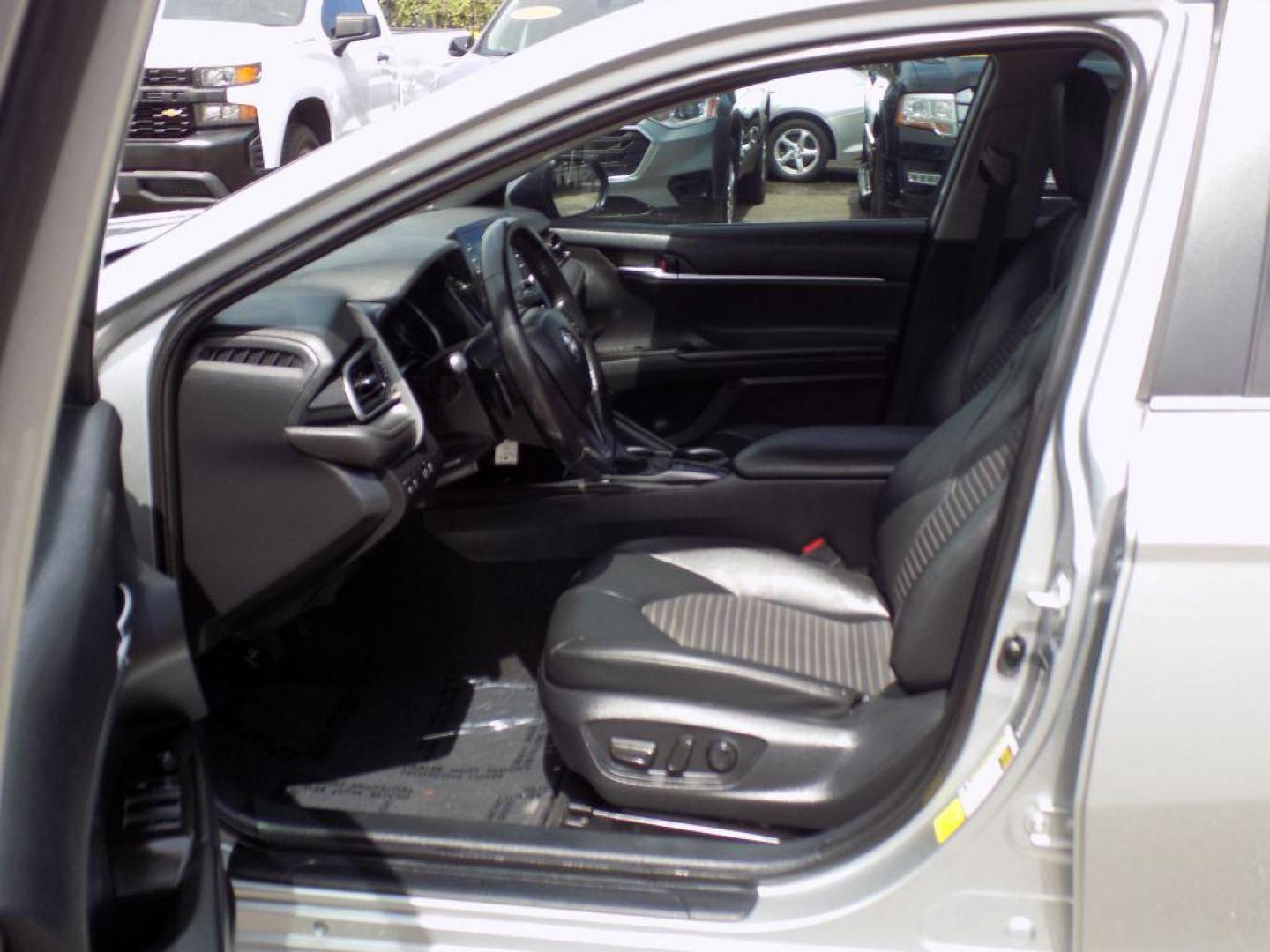 2022 SILVER TOYOTA CAMRY SE (4T1G11AK6NU) with an 2.5L engine, Automatic transmission, located at 830 E. Canino Rd., Houston, TX, 77037, (281) 405-0440, 38.358219, -81.729942 - Photo#8