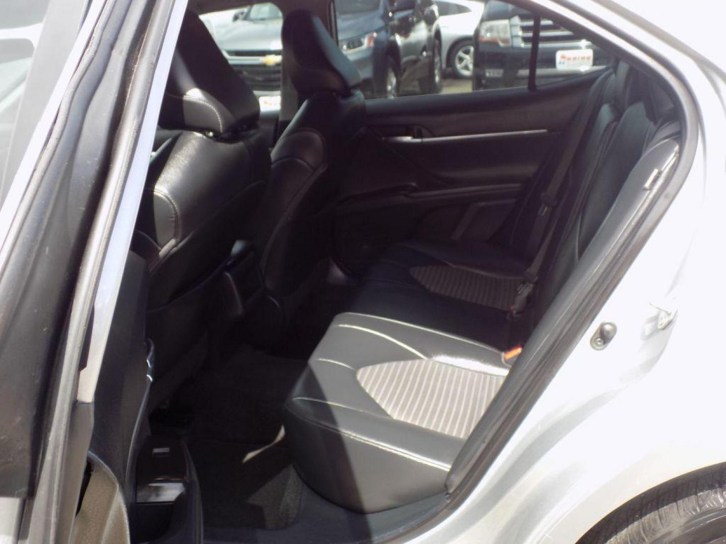 2022 SILVER TOYOTA CAMRY SE (4T1G11AK6NU) with an 2.5L engine, Automatic transmission, located at 830 E. Canino Rd., Houston, TX, 77037, (281) 405-0440, 38.358219, -81.729942 - Photo#9