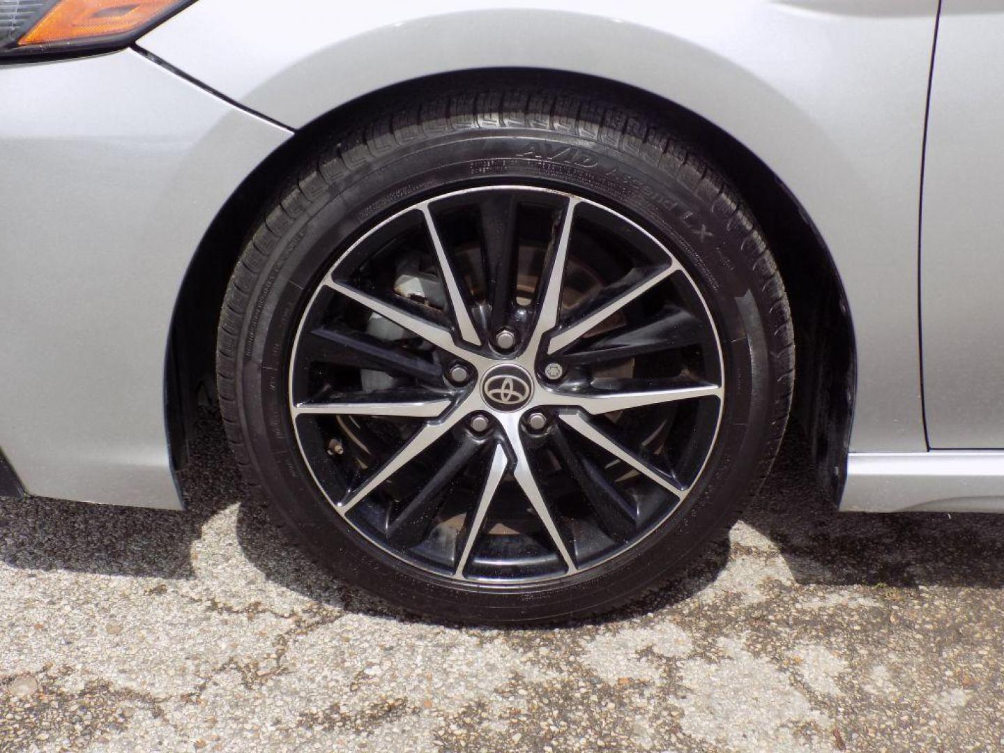 2022 SILVER TOYOTA CAMRY SE (4T1G11AK6NU) with an 2.5L engine, Automatic transmission, located at 830 E. Canino Rd., Houston, TX, 77037, (281) 405-0440, 38.358219, -81.729942 - Photo#20