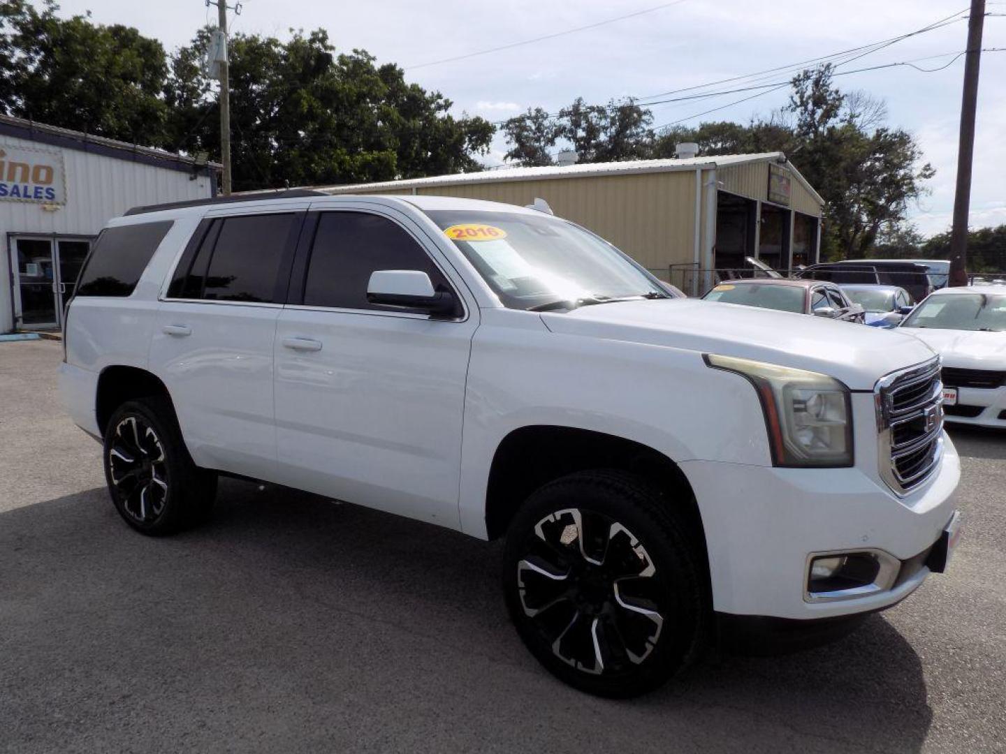 2016 WHITE GMC YUKON SLE (1GKS1AKC3GR) with an 5.3L engine, Automatic transmission, located at 830 E. Canino Rd., Houston, TX, 77037, (281) 405-0440, 38.358219, -81.729942 - Photo#7