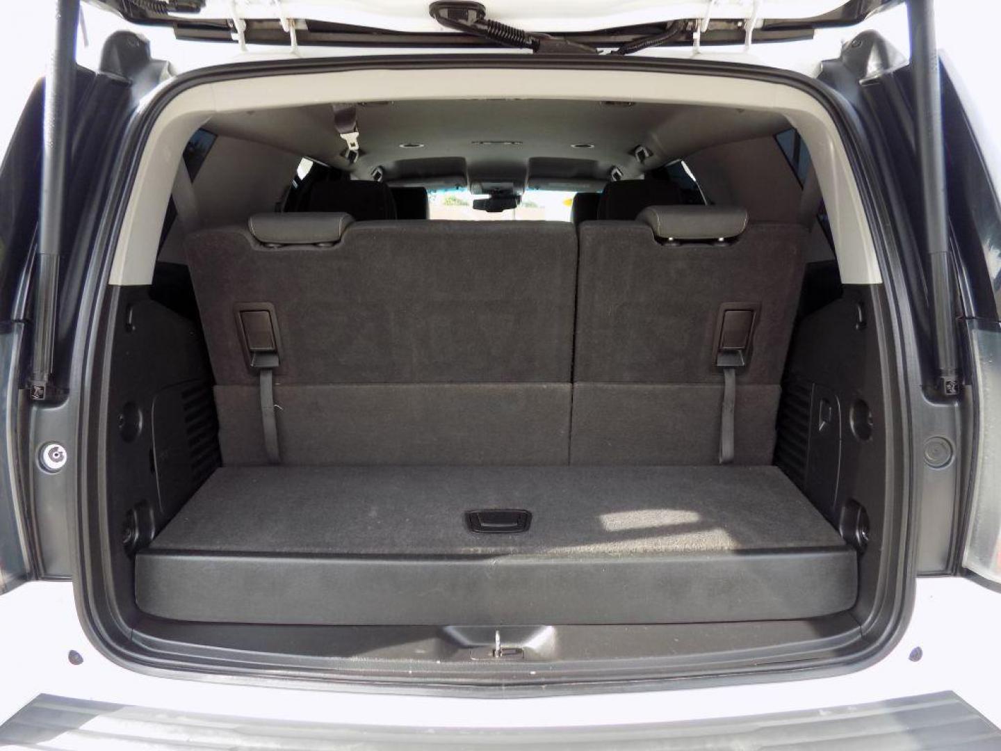 2016 WHITE GMC YUKON SLE (1GKS1AKC3GR) with an 5.3L engine, Automatic transmission, located at 830 E. Canino Rd., Houston, TX, 77037, (281) 405-0440, 38.358219, -81.729942 - Photo#13