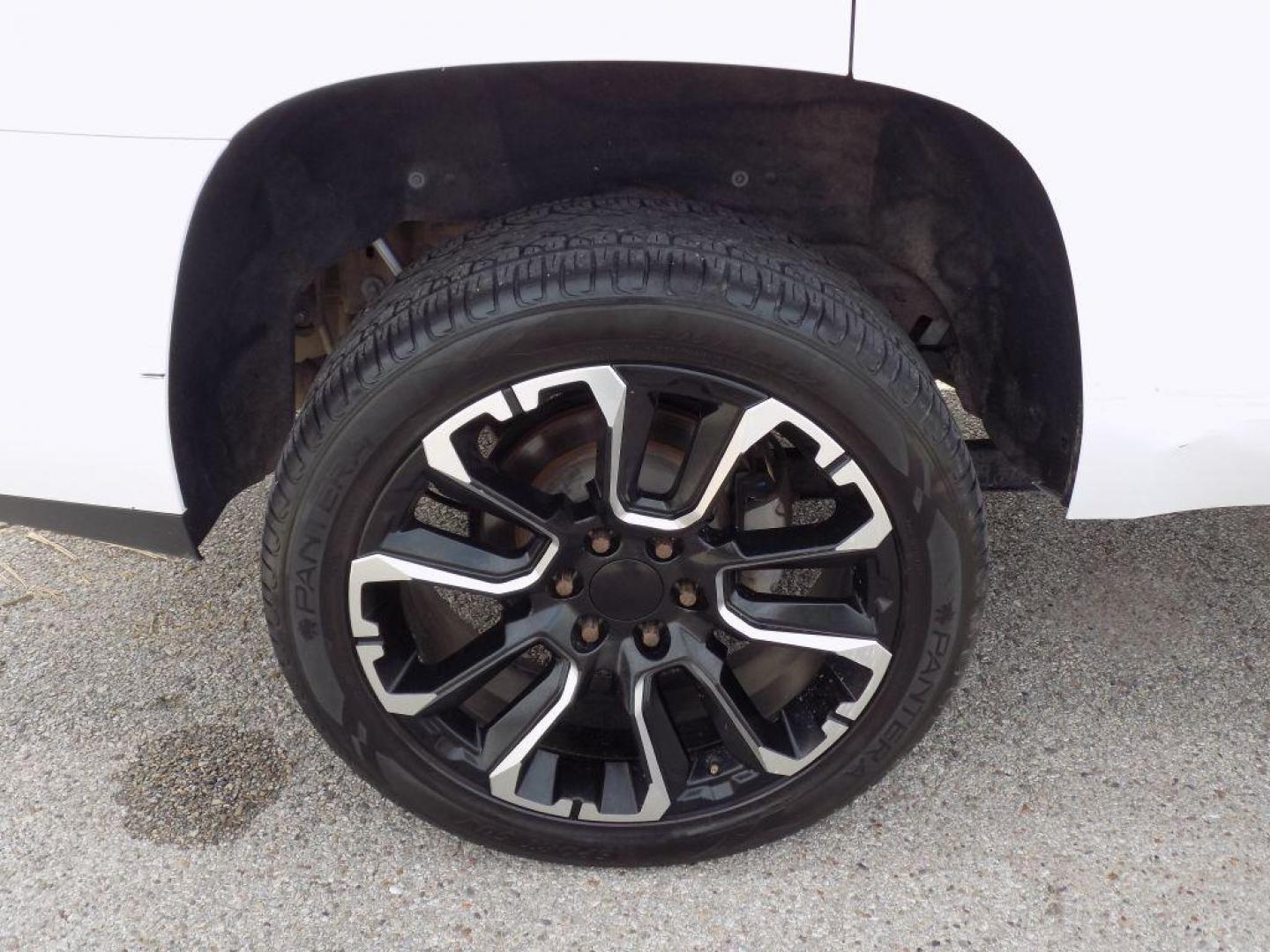 2016 WHITE GMC YUKON SLE (1GKS1AKC3GR) with an 5.3L engine, Automatic transmission, located at 830 E. Canino Rd., Houston, TX, 77037, (281) 405-0440, 38.358219, -81.729942 - Photo#18