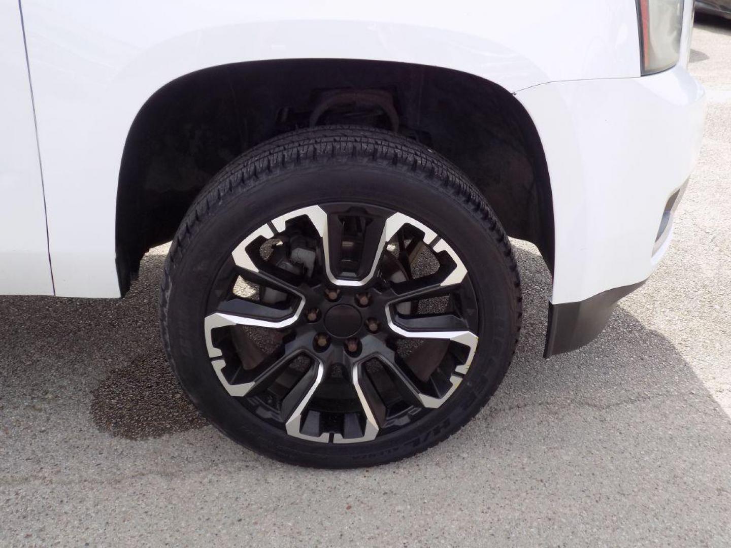 2016 WHITE GMC YUKON SLE (1GKS1AKC3GR) with an 5.3L engine, Automatic transmission, located at 830 E. Canino Rd., Houston, TX, 77037, (281) 405-0440, 38.358219, -81.729942 - Photo#19