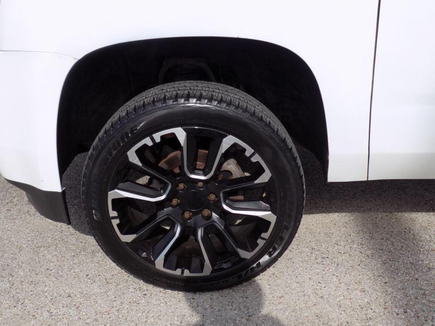 2016 WHITE GMC YUKON SLE (1GKS1AKC3GR) with an 5.3L engine, Automatic transmission, located at 830 E. Canino Rd., Houston, TX, 77037, (281) 405-0440, 38.358219, -81.729942 - Photo#20