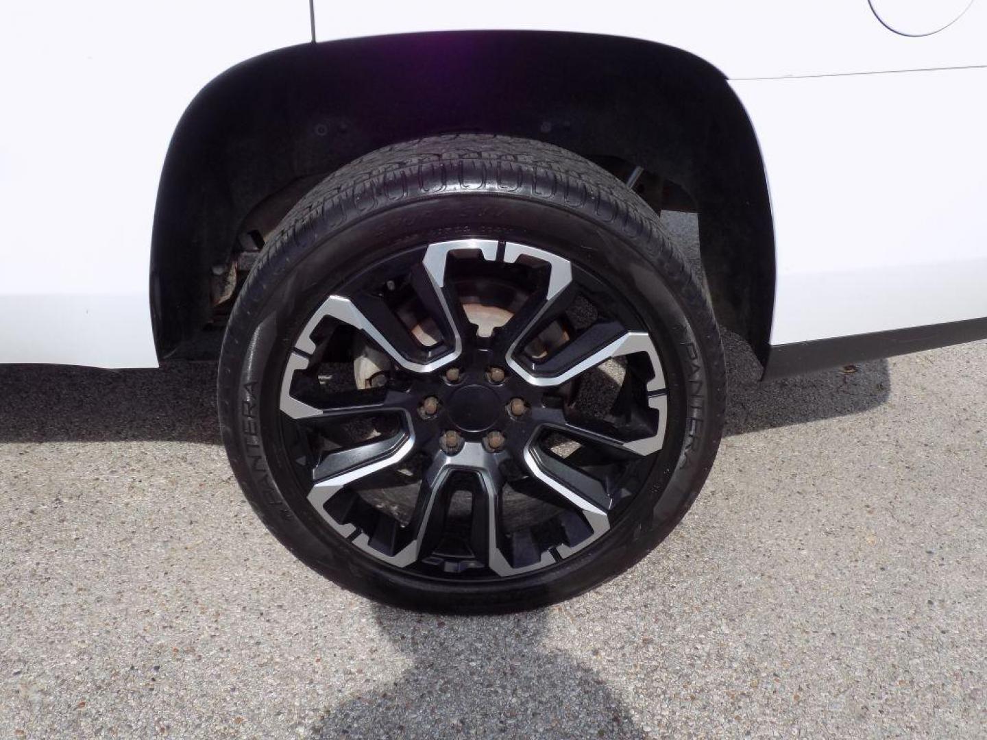 2016 WHITE GMC YUKON SLE (1GKS1AKC3GR) with an 5.3L engine, Automatic transmission, located at 830 E. Canino Rd., Houston, TX, 77037, (281) 405-0440, 38.358219, -81.729942 - Photo#21