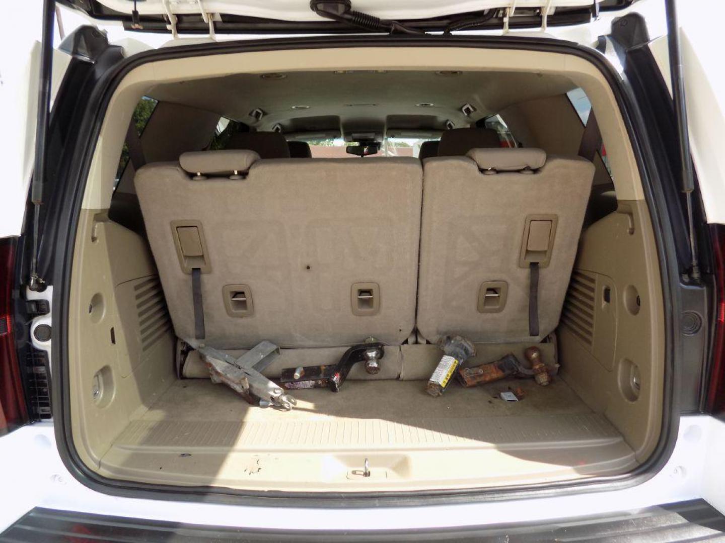 2019 WHITE CHEVROLET TAHOE 1500 LS (1GNSCAKC9KR) with an 5.3L engine, Automatic transmission, located at 830 E. Canino Rd., Houston, TX, 77037, (281) 405-0440, 38.358219, -81.729942 - Photo#13