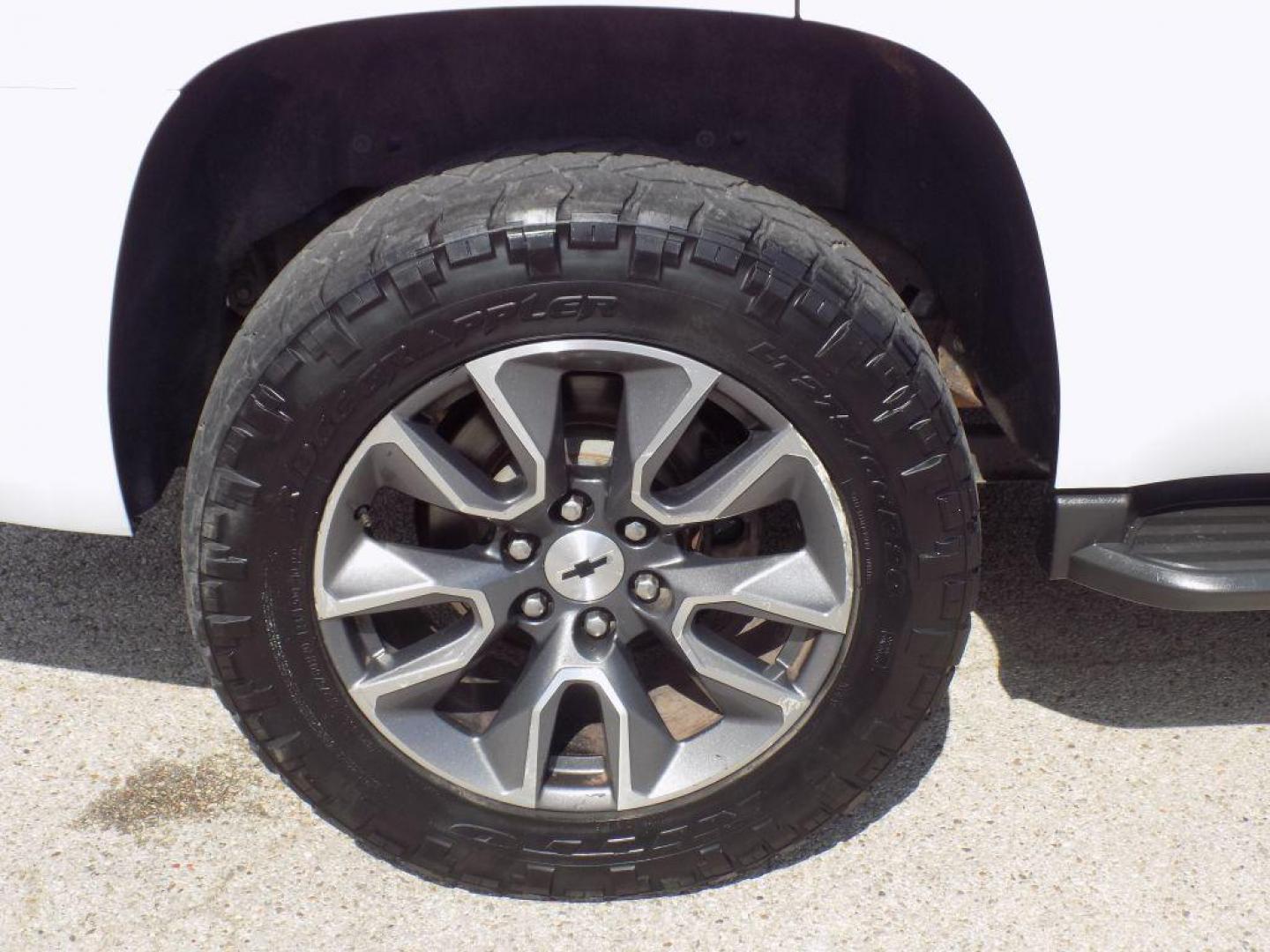 2019 WHITE CHEVROLET TAHOE 1500 LS (1GNSCAKC9KR) with an 5.3L engine, Automatic transmission, located at 830 E. Canino Rd., Houston, TX, 77037, (281) 405-0440, 38.358219, -81.729942 - Photo#18