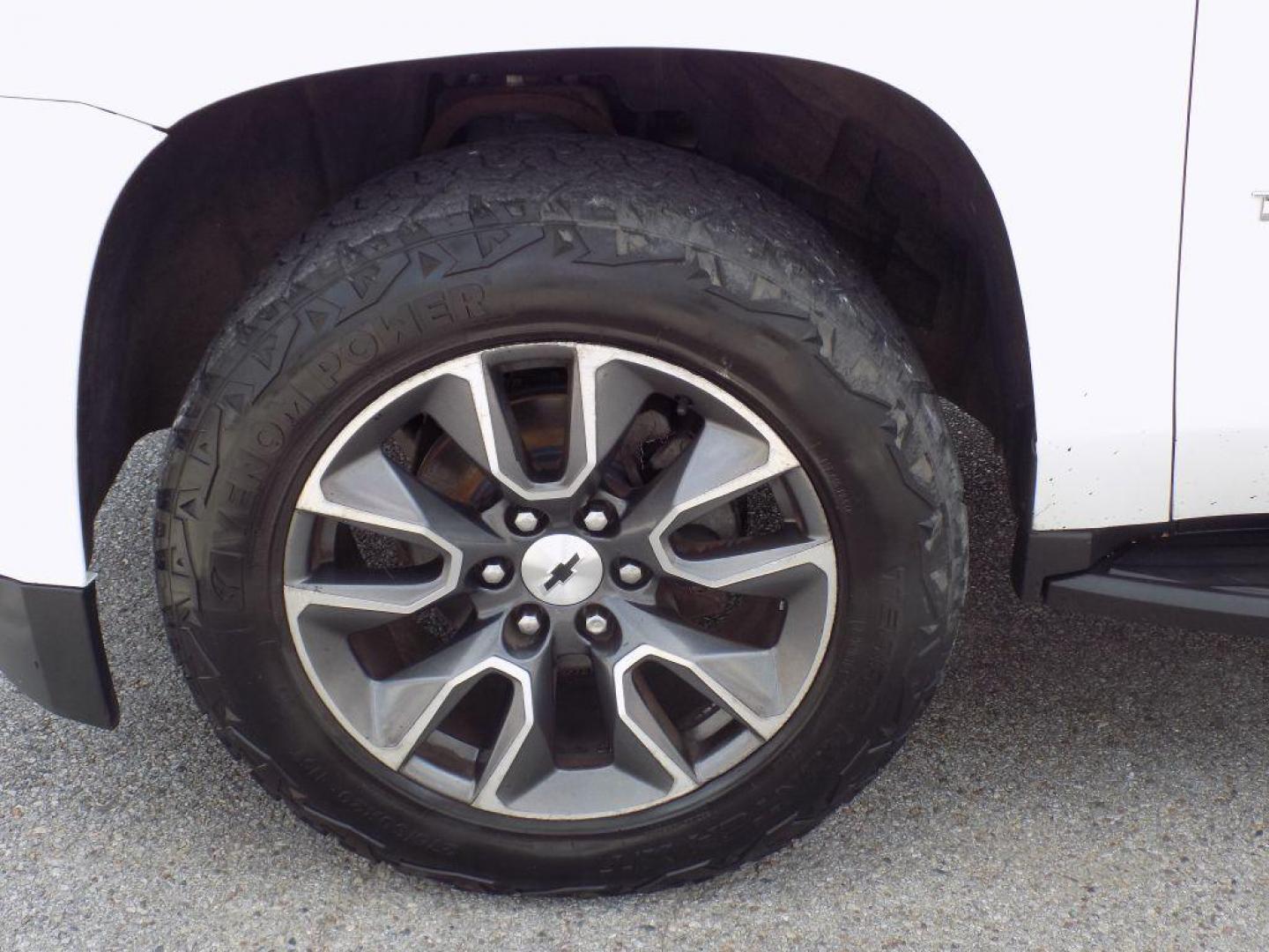 2019 WHITE CHEVROLET TAHOE 1500 LS (1GNSCAKC9KR) with an 5.3L engine, Automatic transmission, located at 830 E. Canino Rd., Houston, TX, 77037, (281) 405-0440, 38.358219, -81.729942 - Photo#20