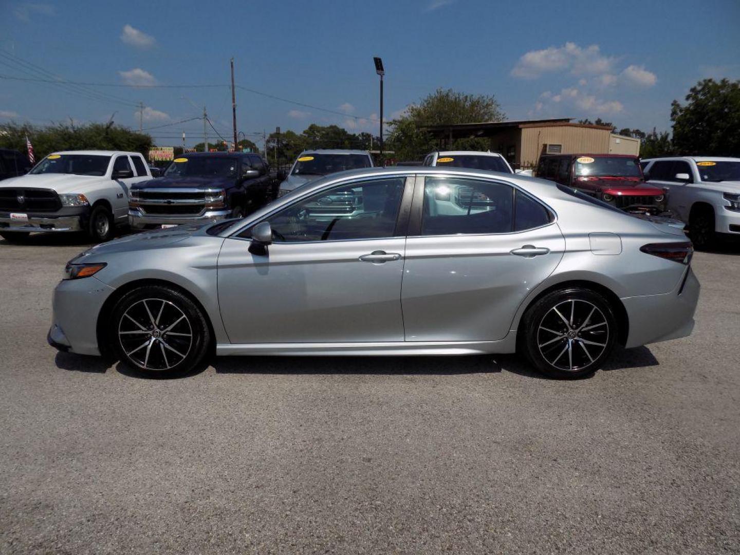2021 SILVER TOYOTA CAMRY SE (4T1G11AK8MU) with an 2.5L engine, Automatic transmission, located at 830 E. Canino Rd., Houston, TX, 77037, (281) 405-0440, 38.358219, -81.729942 - Photo#2