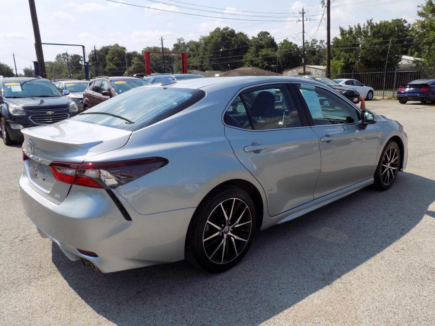 2021 SILVER TOYOTA CAMRY SE (4T1G11AK8MU) with an 2.5L engine, Automatic transmission, located at 830 E. Canino Rd., Houston, TX, 77037, (281) 405-0440, 38.358219, -81.729942 - Photo#4