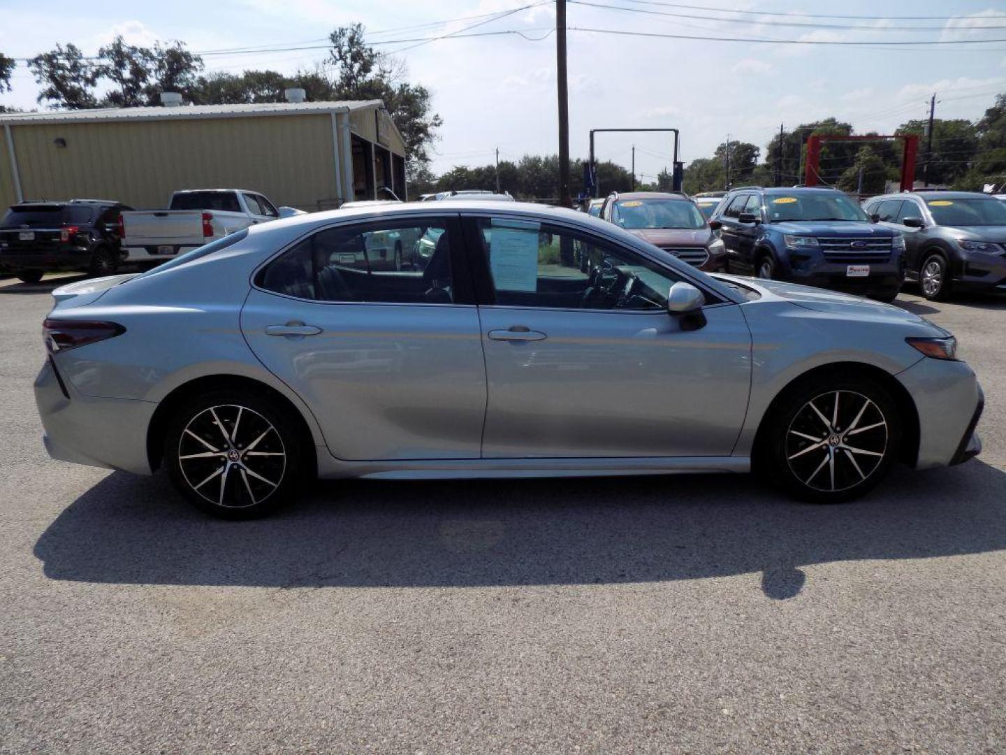 2021 SILVER TOYOTA CAMRY SE (4T1G11AK8MU) with an 2.5L engine, Automatic transmission, located at 830 E. Canino Rd., Houston, TX, 77037, (281) 405-0440, 38.358219, -81.729942 - Photo#5