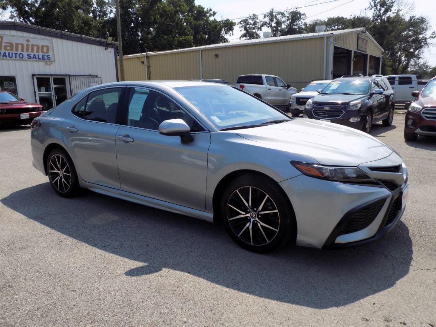 2021 SILVER TOYOTA CAMRY SE (4T1G11AK8MU) with an 2.5L engine, Automatic transmission, located at 830 E. Canino Rd., Houston, TX, 77037, (281) 405-0440, 38.358219, -81.729942 - Photo#6