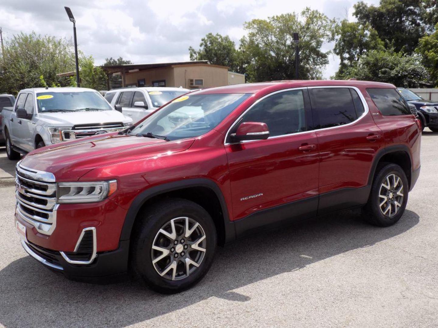 2020 RED GMC ACADIA SLE (1GKKNKLAXLZ) with an 2.5L engine, Automatic transmission, located at 830 E. Canino Rd., Houston, TX, 77037, (281) 405-0440, 38.358219, -81.729942 - Photo#1