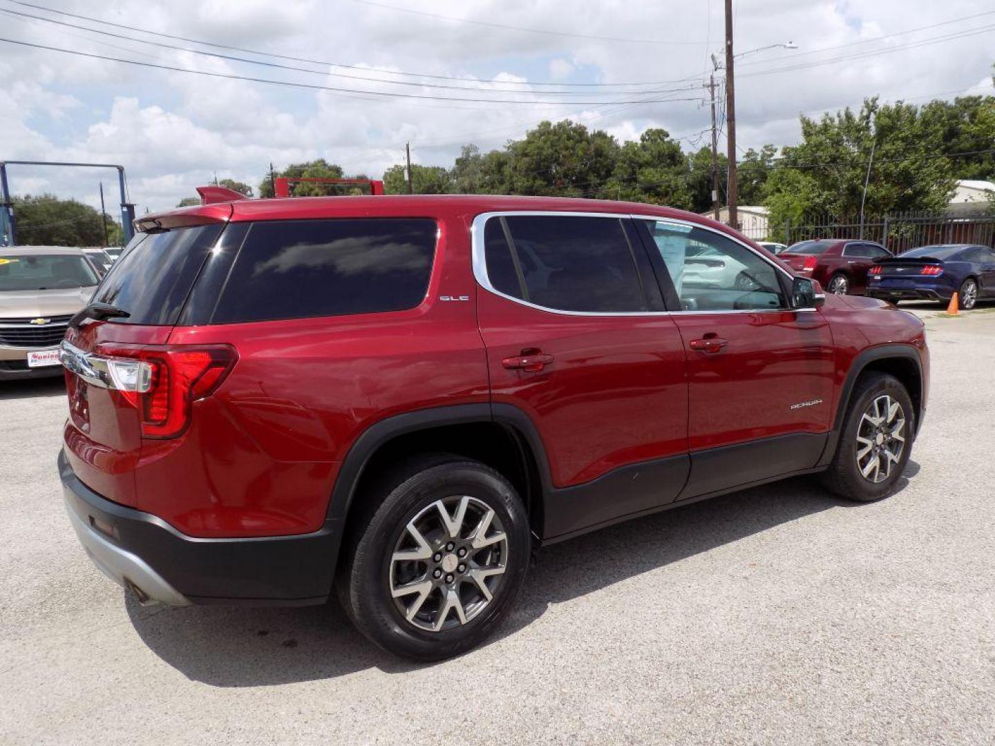2020 RED GMC ACADIA SLE (1GKKNKLAXLZ) with an 2.5L engine, Automatic transmission, located at 830 E. Canino Rd., Houston, TX, 77037, (281) 405-0440, 38.358219, -81.729942 - Photo#5
