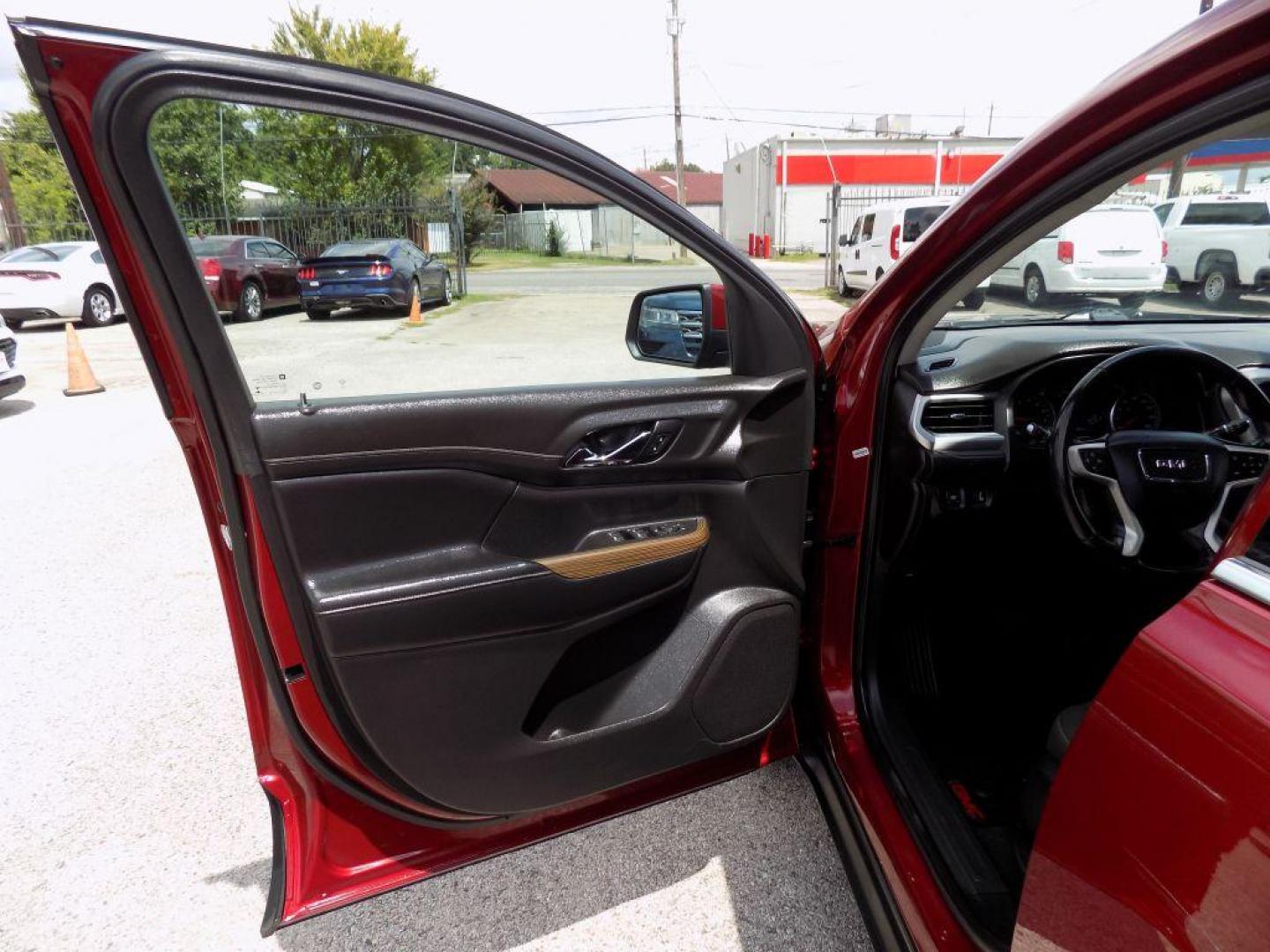 2020 RED GMC ACADIA SLE (1GKKNKLAXLZ) with an 2.5L engine, Automatic transmission, located at 830 E. Canino Rd., Houston, TX, 77037, (281) 405-0440, 38.358219, -81.729942 - Photo#8