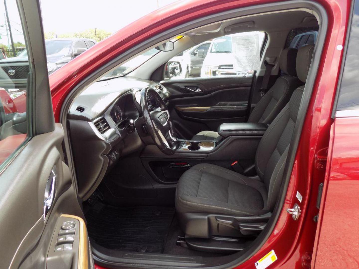 2020 RED GMC ACADIA SLE (1GKKNKLAXLZ) with an 2.5L engine, Automatic transmission, located at 830 E. Canino Rd., Houston, TX, 77037, (281) 405-0440, 38.358219, -81.729942 - Photo#9