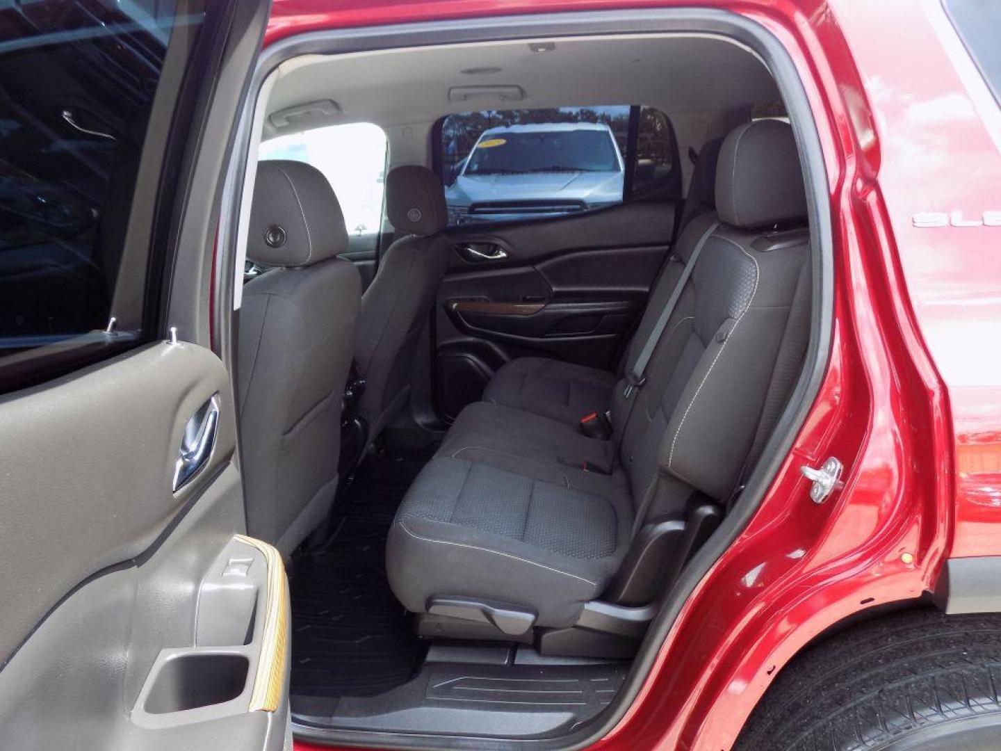 2020 RED GMC ACADIA SLE (1GKKNKLAXLZ) with an 2.5L engine, Automatic transmission, located at 830 E. Canino Rd., Houston, TX, 77037, (281) 405-0440, 38.358219, -81.729942 - Photo#11
