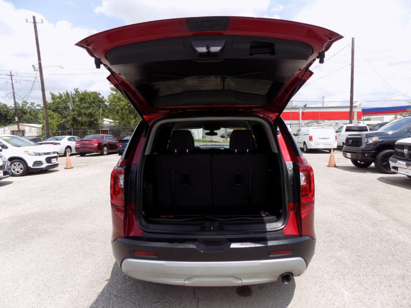 2020 RED GMC ACADIA SLE (1GKKNKLAXLZ) with an 2.5L engine, Automatic transmission, located at 830 E. Canino Rd., Houston, TX, 77037, (281) 405-0440, 38.358219, -81.729942 - Photo#15