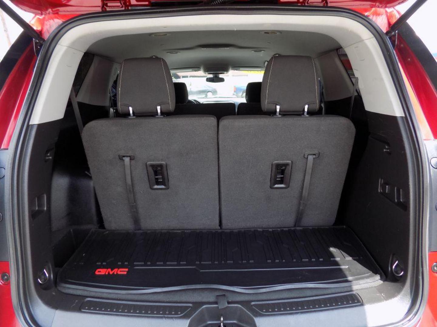 2020 RED GMC ACADIA SLE (1GKKNKLAXLZ) with an 2.5L engine, Automatic transmission, located at 830 E. Canino Rd., Houston, TX, 77037, (281) 405-0440, 38.358219, -81.729942 - Photo#16