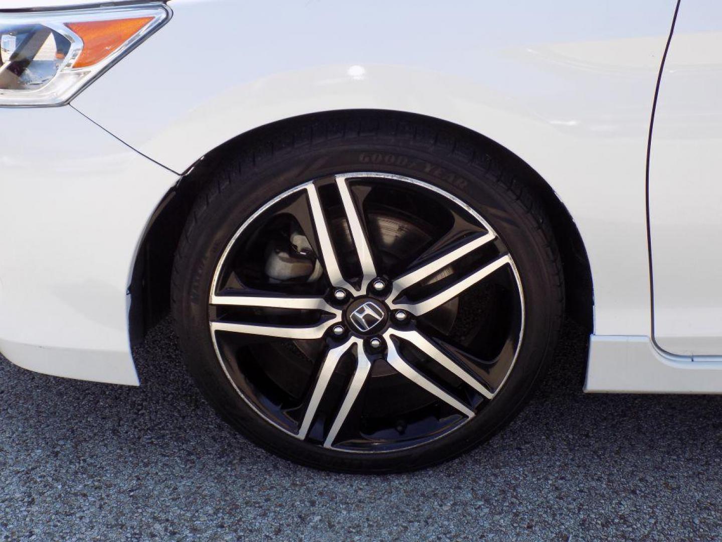 2017 WHITE HONDA ACCORD SPORT SPECIAL EDITION (1HGCR2F1XHA) with an 2.4L engine, Continuously Variable transmission, located at 830 E. Canino Rd., Houston, TX, 77037, (281) 405-0440, 38.358219, -81.729942 - Photo#23