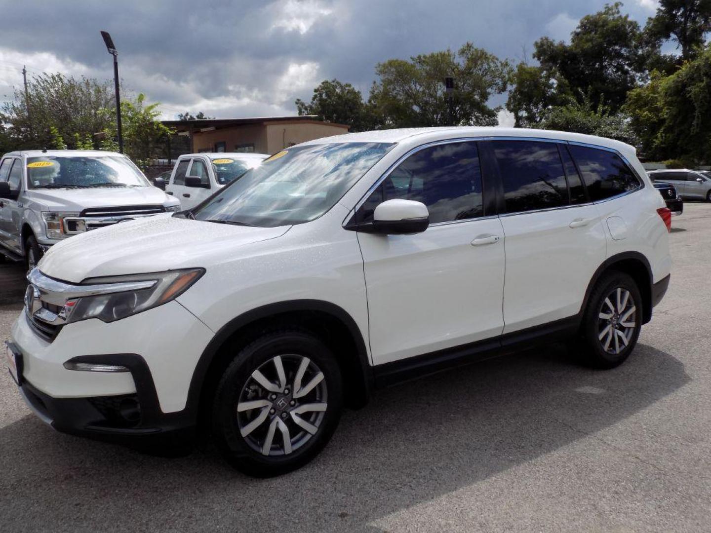 2019 WHITE HONDA PILOT EX (5FNYF5H38KB) with an 3.5L engine, Automatic transmission, located at 830 E. Canino Rd., Houston, TX, 77037, (281) 405-0440, 38.358219, -81.729942 - Photo#1