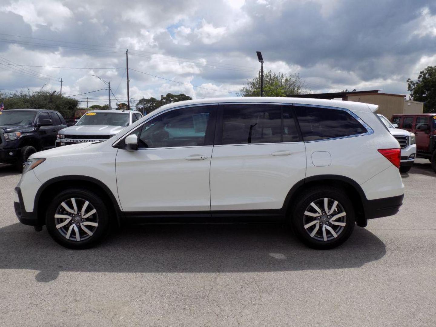 2019 WHITE HONDA PILOT EX (5FNYF5H38KB) with an 3.5L engine, Automatic transmission, located at 830 E. Canino Rd., Houston, TX, 77037, (281) 405-0440, 38.358219, -81.729942 - Photo#2