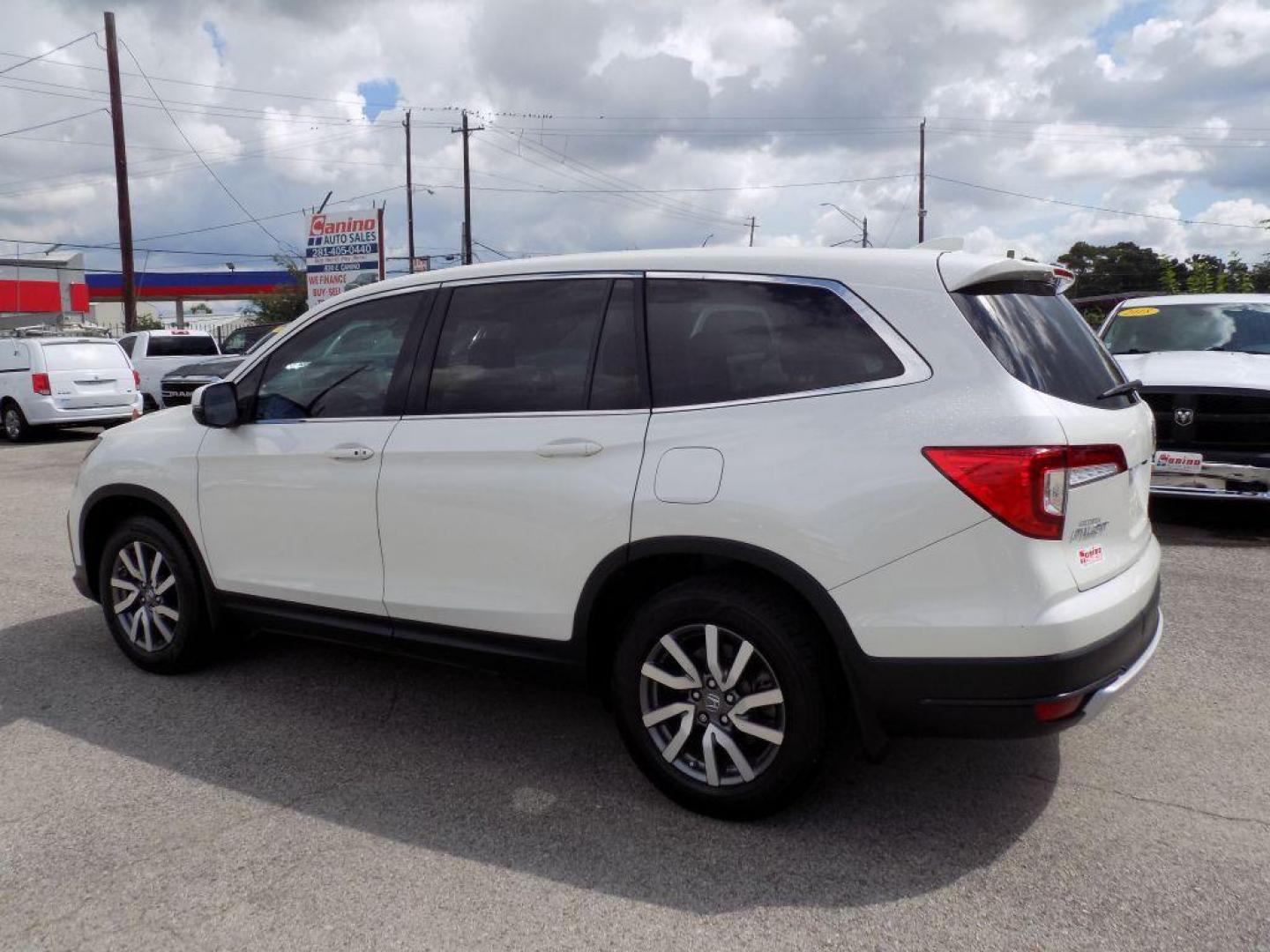 2019 WHITE HONDA PILOT EX (5FNYF5H38KB) with an 3.5L engine, Automatic transmission, located at 830 E. Canino Rd., Houston, TX, 77037, (281) 405-0440, 38.358219, -81.729942 - Photo#3